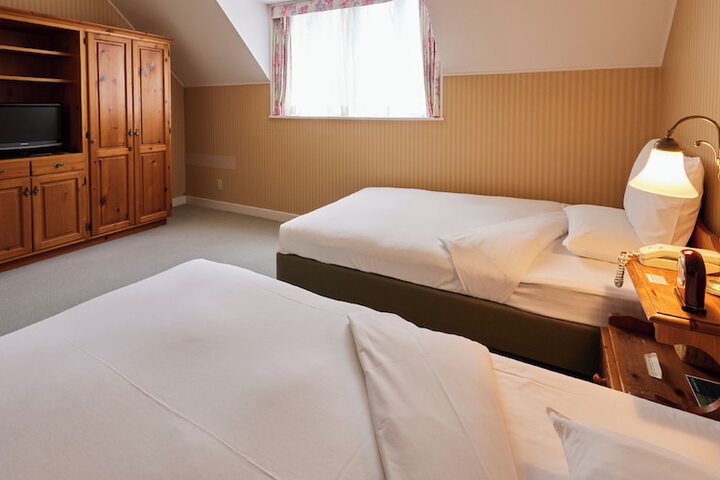 Room 5 of 14