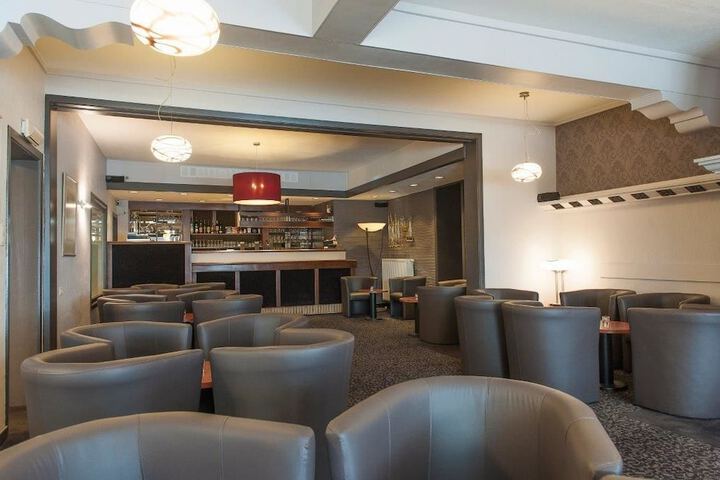 Lounge 39 of 50
