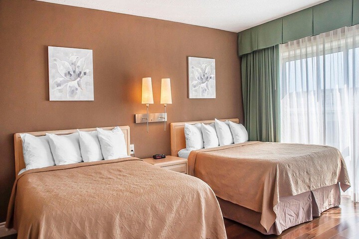 1 Queen Bed (8 of 9)