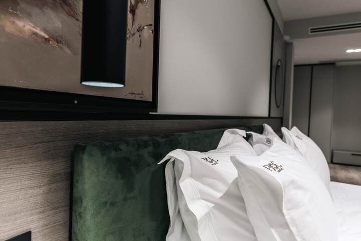 Room 11 of 186