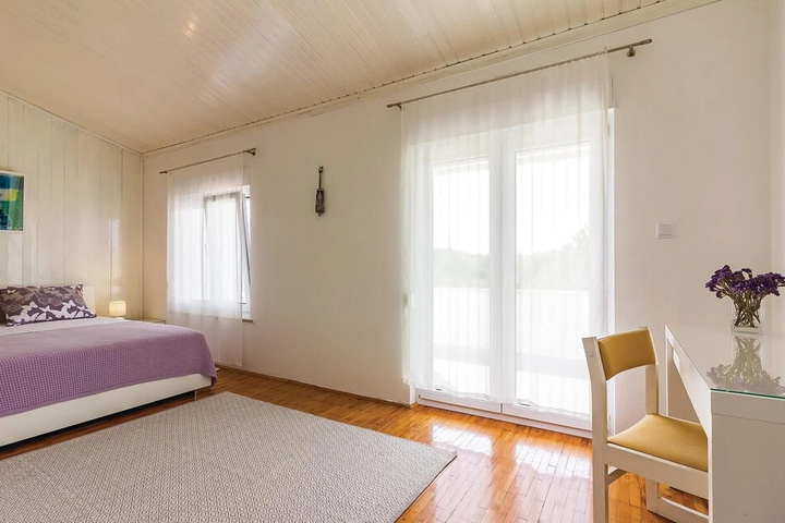 Room 5 of 16