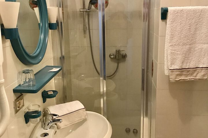 Room 7 of 16