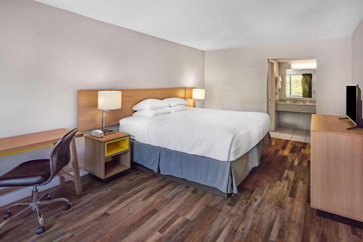 1 King Bed (4 of 10)