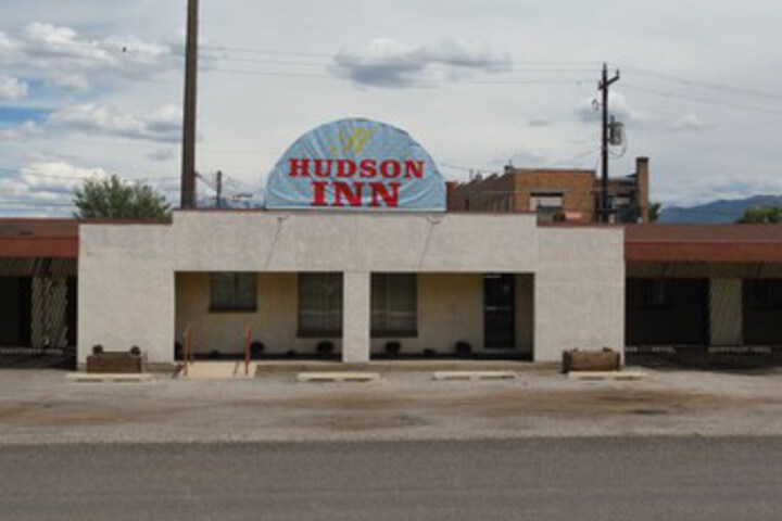 Exterior of Hudson Inn Milford