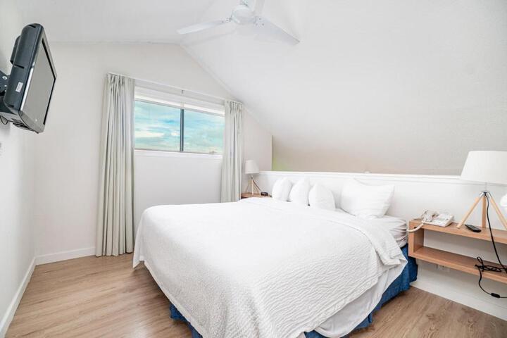 Studio Accessible King Size Bed (12 of 15)