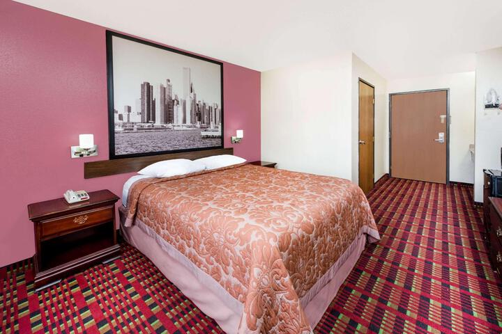 1 Queen Bed (10 of 10)
