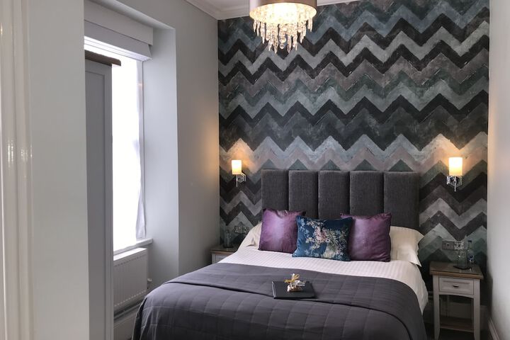 Room 8 of 90