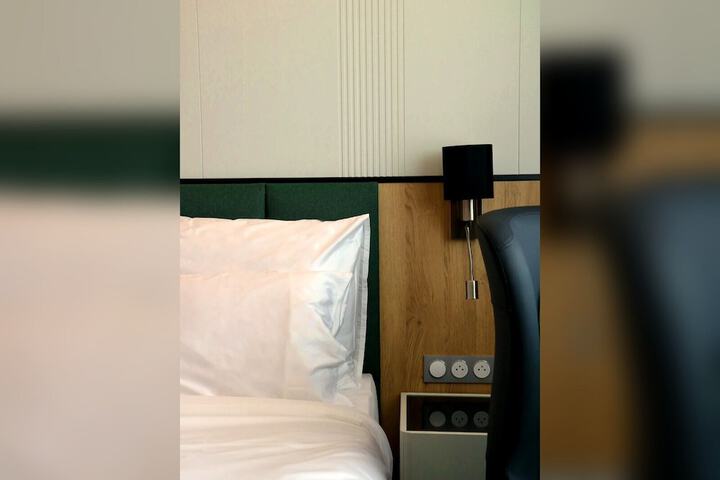 Room 6 of 12