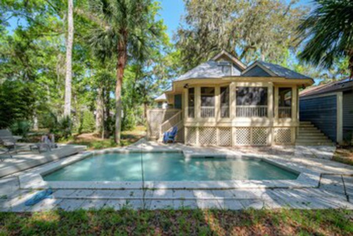 Exterior of Kingston Dunes by Vtrips
