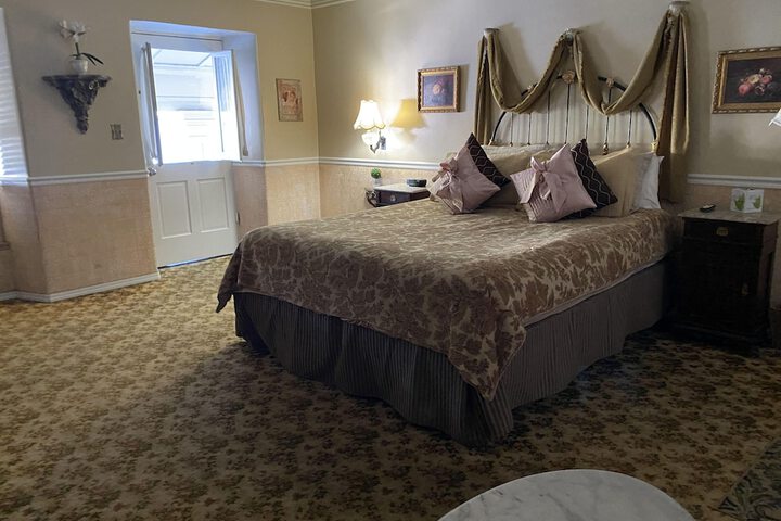 Deluxe King Bed (13 of 24)