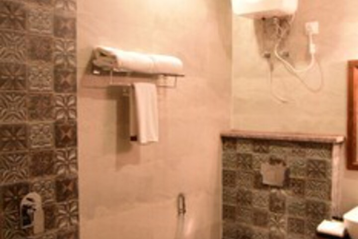 Room 2 of 28