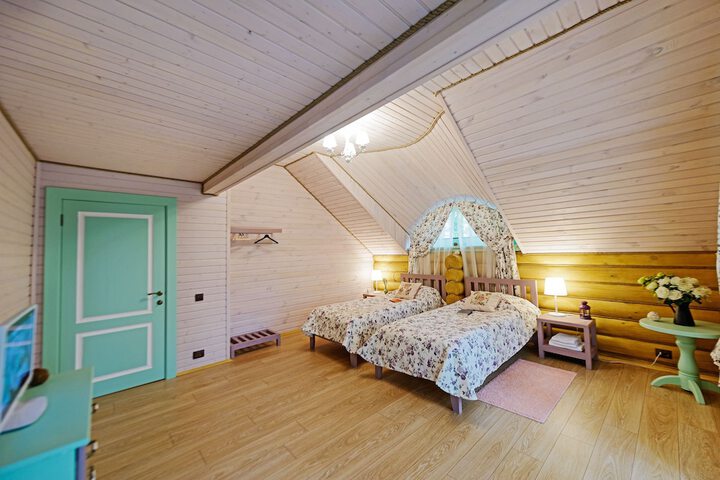 Room 4 of 93