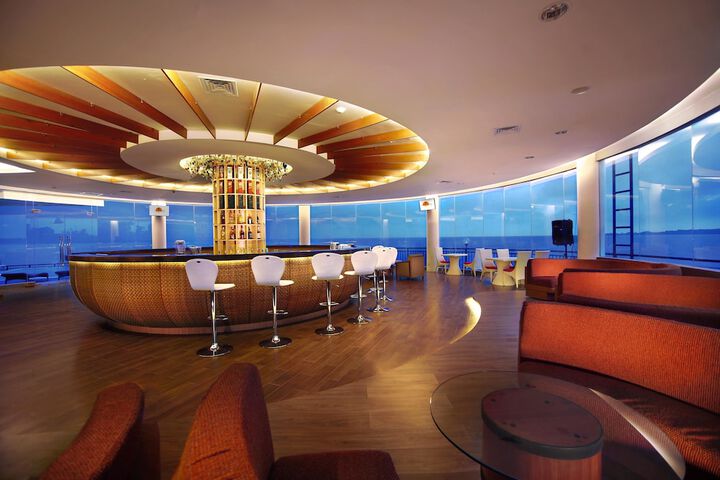 Lounge 42 of 57