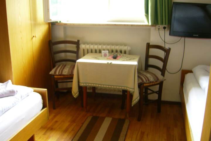 Room 11 of 66