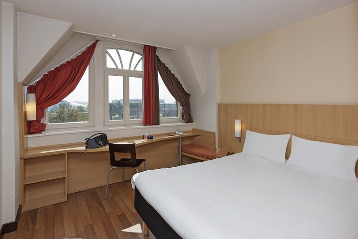 Room 6 of 33
