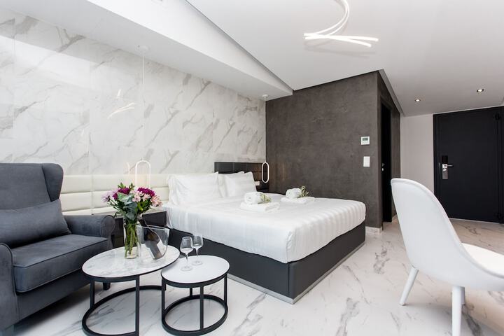 Room 18 of 48