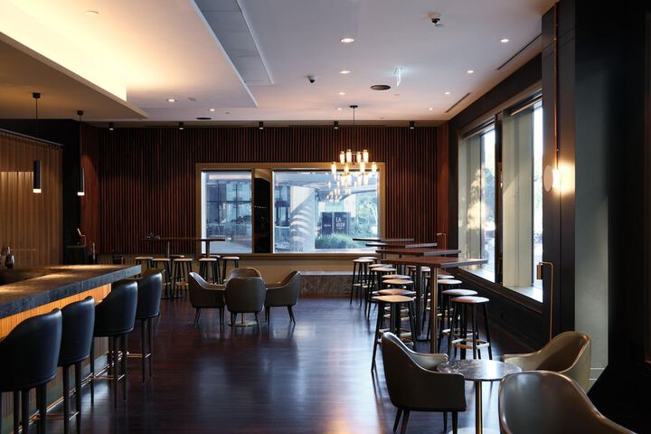 Lounge 76 of 98