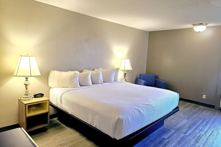 1 King Bed (2 of 16)