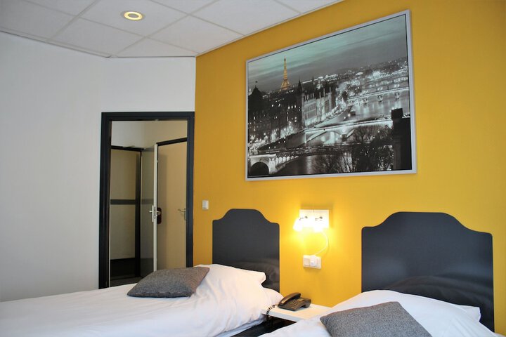 Room 8 of 33