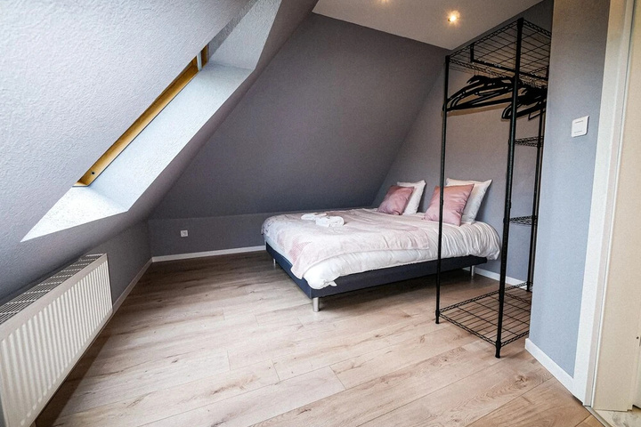 Room 4 of 28