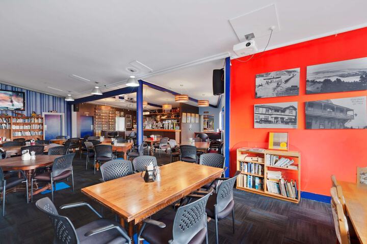 Lounge 65 of 75