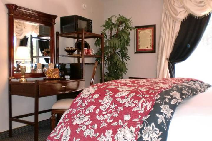 Deluxe King Bed Partial Lake View (33 of 48)
