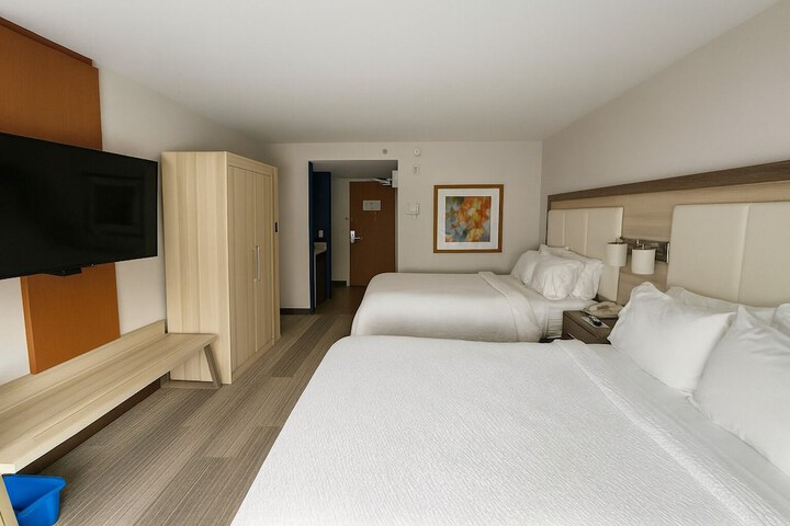 Room 18 of 74