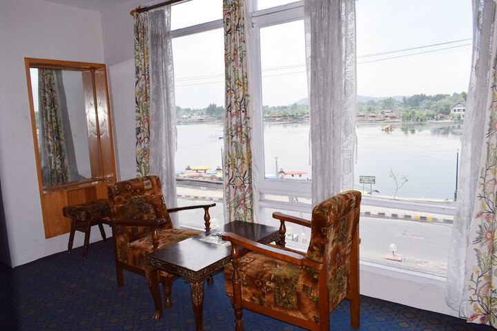 Room 13 of 18