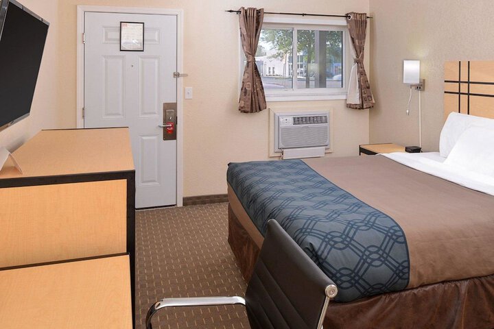 1 Queen Bed (1 of 17)