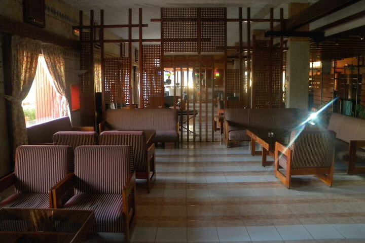 Lounge 26 of 32