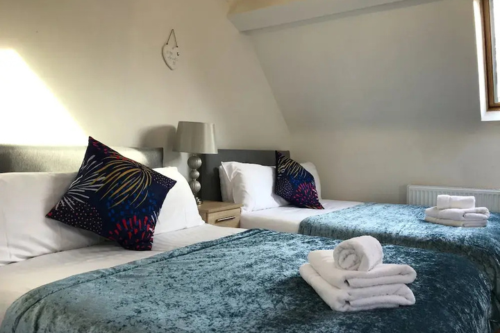 Room 5 of 12