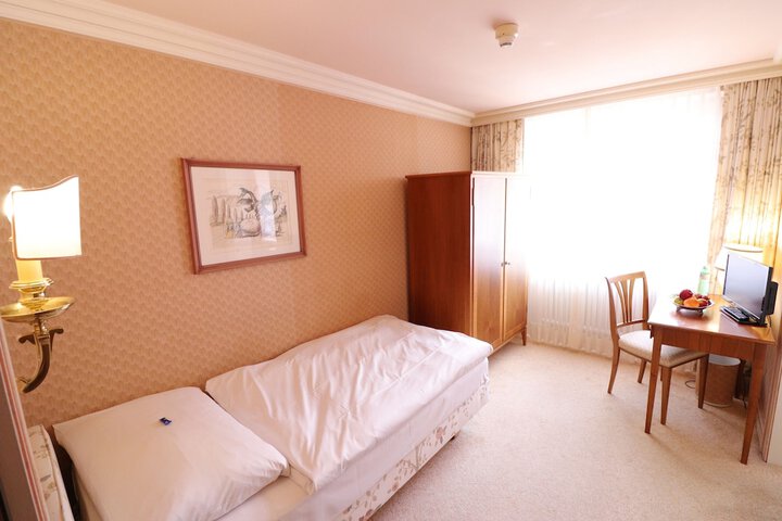 Room 5 of 34