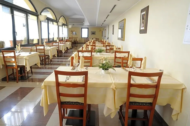 Dining 15 of 18