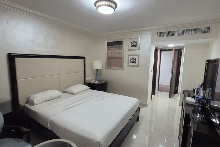Room 9 of 33