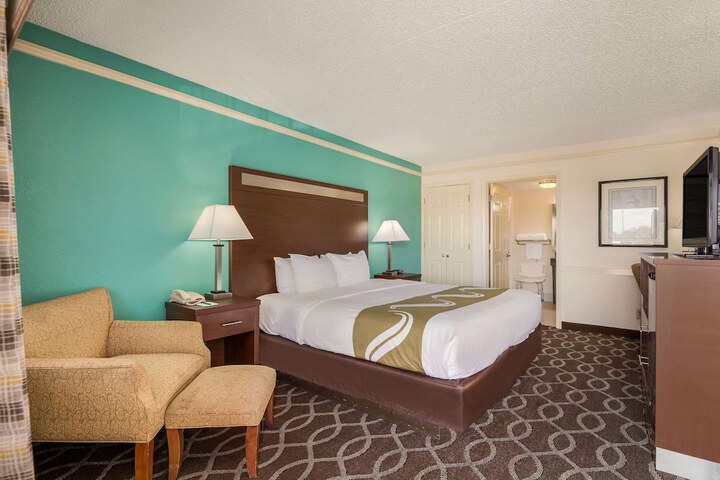 1 King Bed (3 of 13)