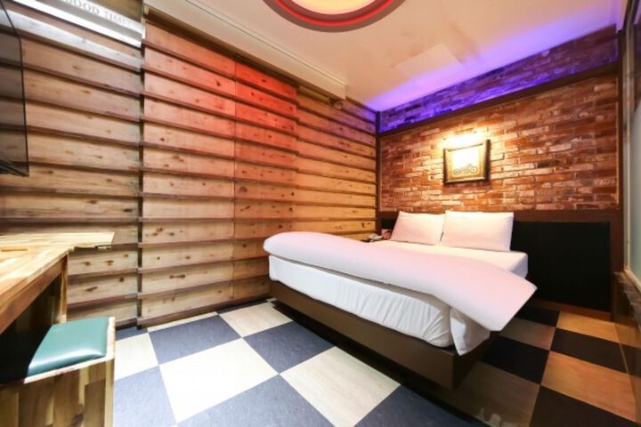 Room 5 of 15