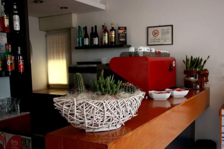 Lounge 7 of 11