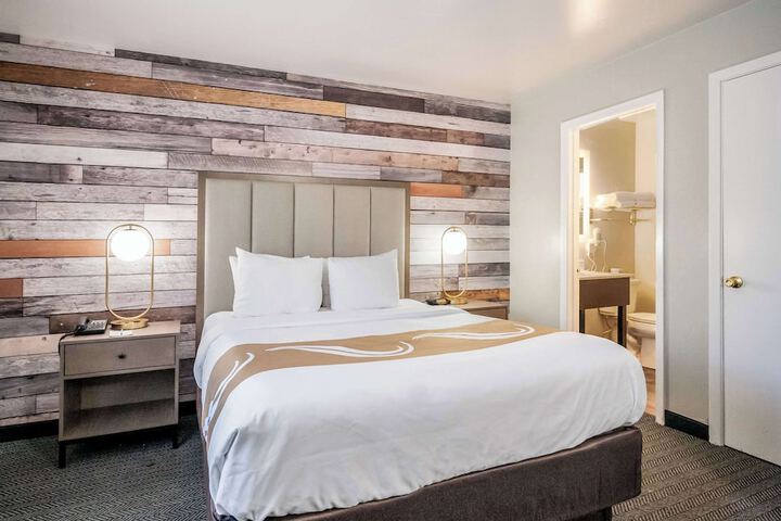 1 Queen Bed (16 of 26)