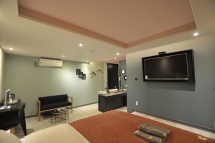 Room 14 of 76