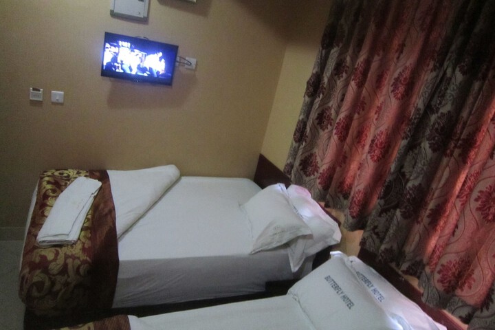 Room 6 of 33