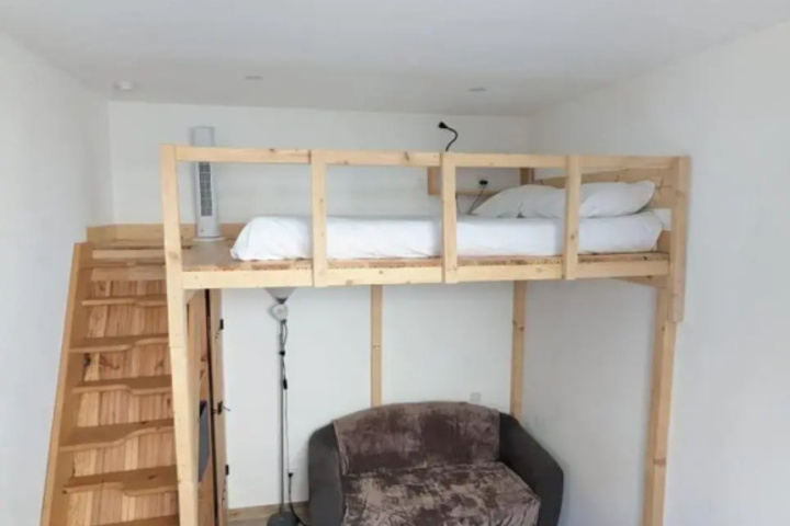 Room 3 of 9