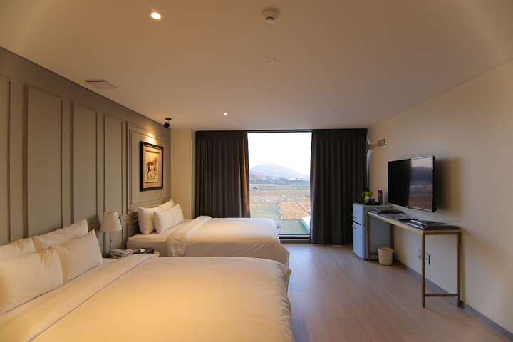 Room 25 of 190