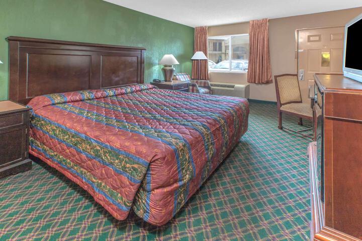 1 King Bed (8 of 11)