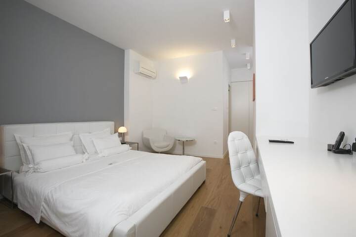 Room 18 of 166