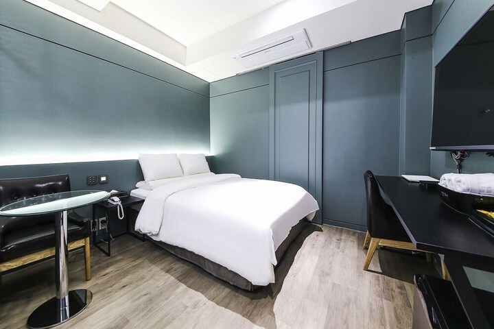 Room 6 of 35