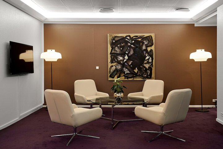 Lounge 76 of 94
