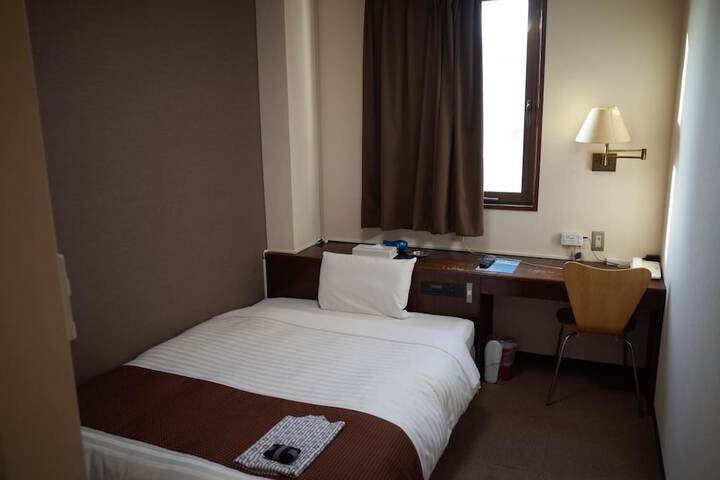 Room 8 of 28