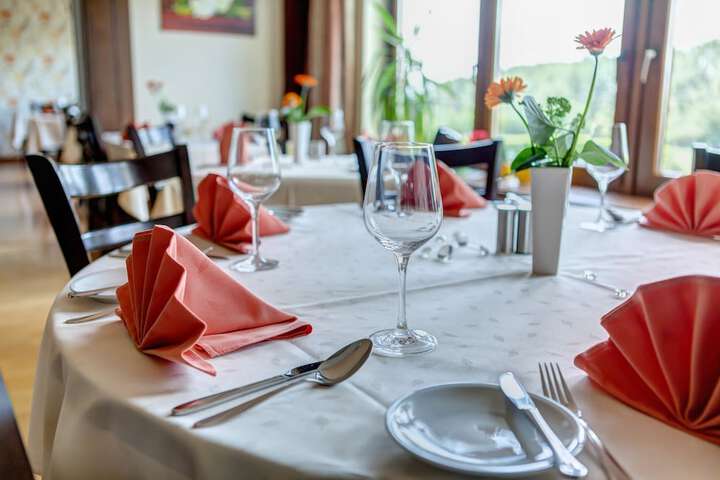 Dining 40 of 48