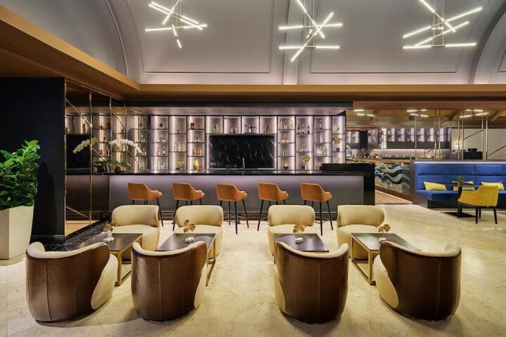 Lounge 14 of 21