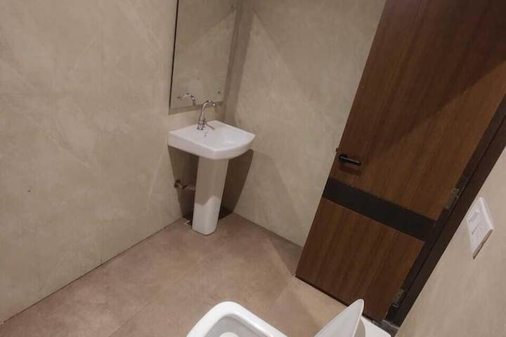 Room 5 of 12